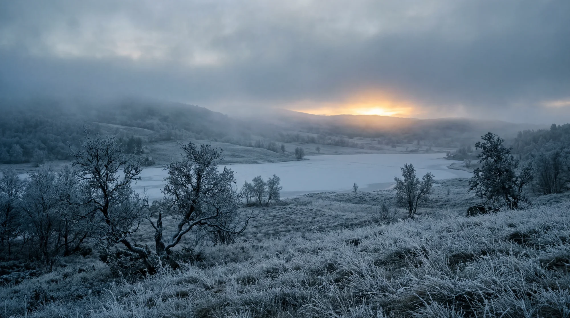 Frusen sjö vid gryning